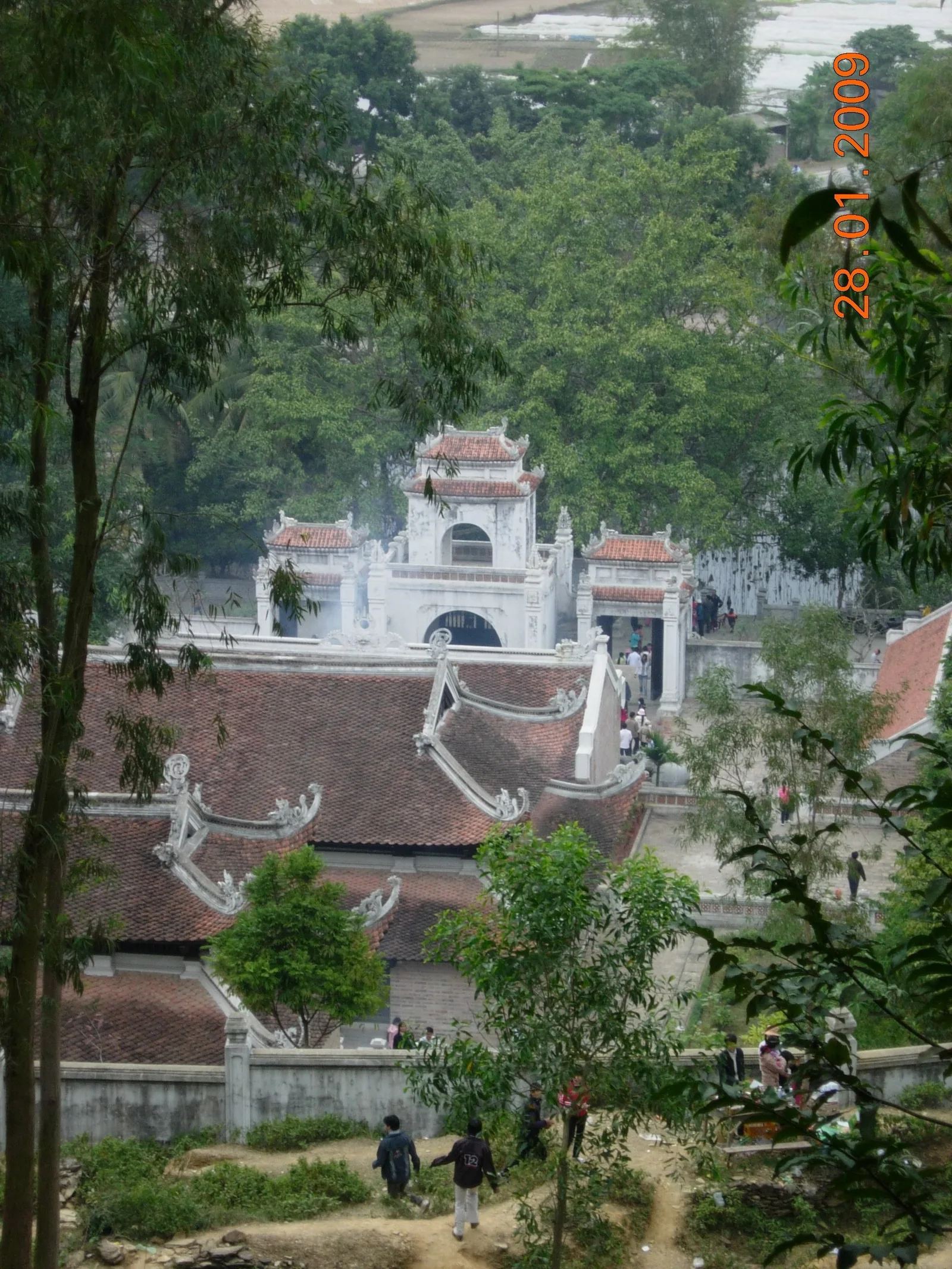 Nhìn từ trên cao cổng và mái ngói cong của đền Bà Triệu giữa cây xanh
