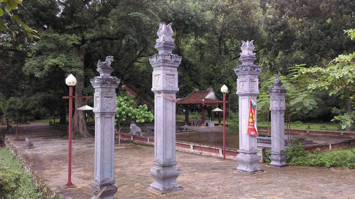 Những trụ biểu đá dẫn vào khu đền Bà Triệu giữa rừng cây