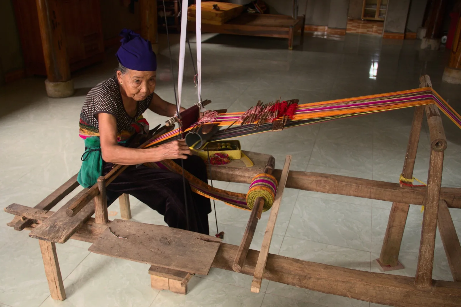 Cụ bà ngồi dệt vải trên khung cửi gỗ ở một bản vùng Pù Luông, miền tây Thanh Hóa
