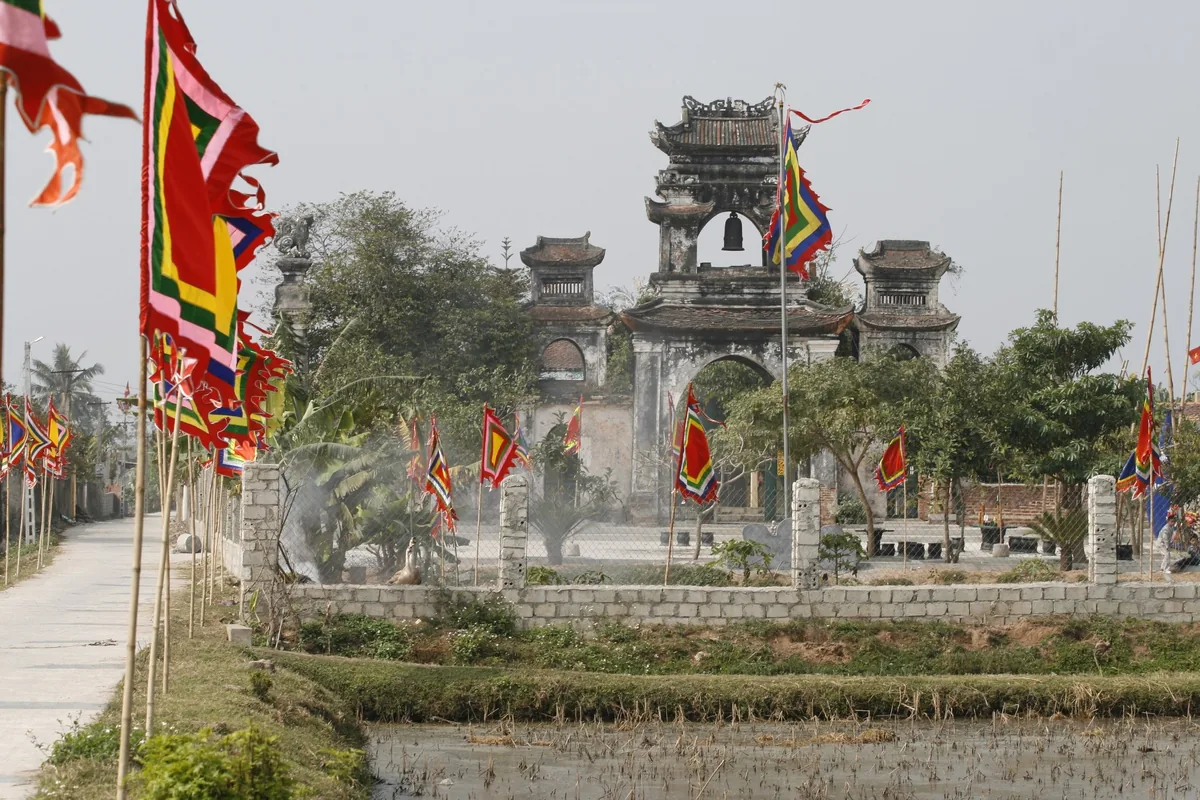 Cờ hội cắm dọc đường làng dẫn tới cổng đình cổ ở Đa Lộc, Hậu Lộc cũ