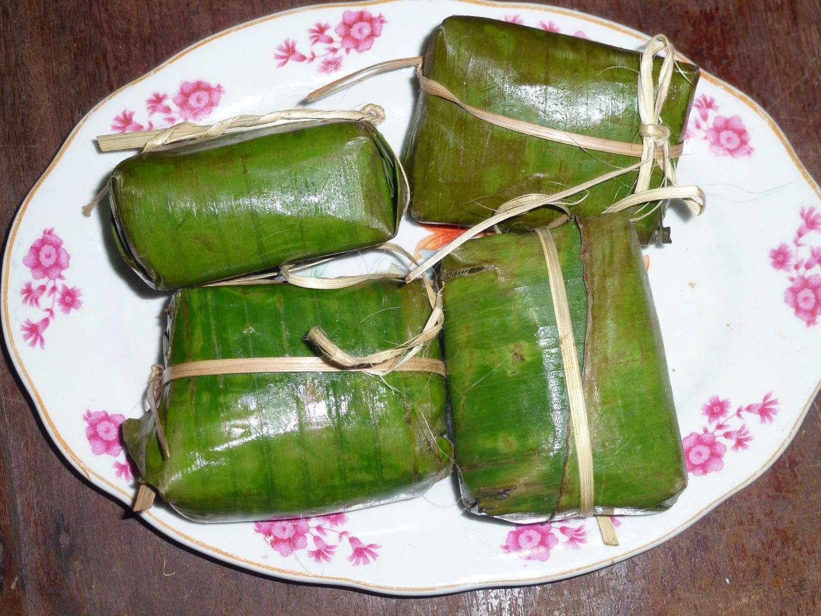 Những gói nem thính Thanh Hóa gói lá chuối, buộc lạt, bày trên đĩa